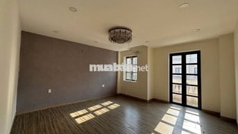 Nguyên sàn lầu 1 có thang máy máy lạnh giá 12tr