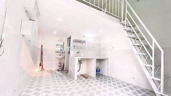 PHÒNG MỚI CÓ GÁC ĐÚC BÊ TÔNG, TOILET VÀ BẾP RIÊNG, MÁY LẠNH, NƯỚC NÓNG