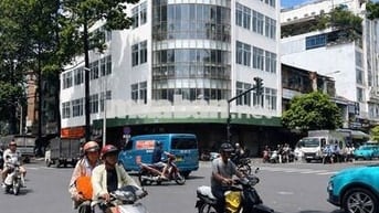 Cho thuê Góc 2MT Nguyễn chí thanh và Tạ Uyên , 30x16m , 6 tầng , 150Tr