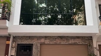 Cho thuê sàn tầng 3, diện tích 100m, 3 điều hoà, 1 toilet, có thang má