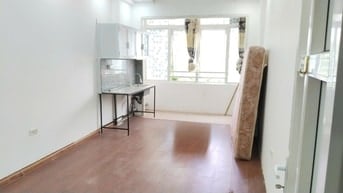 Cho thuê phòng 2n 1wc 45m2 tầng 3 mặt phố Đội Cấn, Ba Đình full đồ 5tr