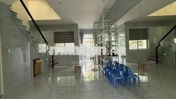 Cho thuê nhà 1 trệt 2 lầu, có nội thất sẵn, giá 13 triệu/ tháng