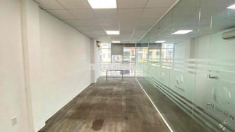 Cho thuê VP CMT8 Q3, 80m2, ngăn sẵn 3 phòng, có hỗ trợ bàn ghế
