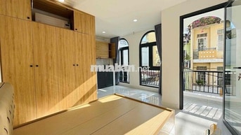 Mới 100% căn hộ ban công 35m2 ngay Nhiêu Tứ gần Phan Xích Long giáp Q1