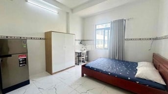 phòng rộng có view cửa sổ thoáng full nội thất