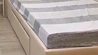 Cần bán gường bọc da màu kem và nệm , chưa qua sử dụng