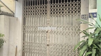 Nhà trống 40m2, mặt tiền rộng rãi, phù hợp van·kinh doanh, làm kho
