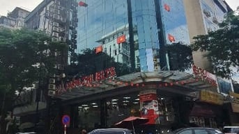 Cho thuê mặt bằng phố Đội Cấn, 260m2 sử dụng/ 3 sàn, thang máy riêng