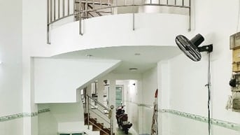 Cho Thuê Nhà Nguyên Căn Quận 1 [Cách Mặt Tiền Chỉ 1 Căn]