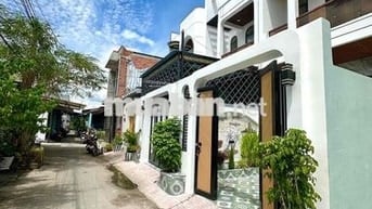 Nhà Gần Chợ Hưng Long 100m2 3PN 3Wc SHR Giá Rẻ Nhất Khu Vực