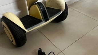 Xe cân bằng điện Mini Plus Trắng kem Pin mới thay