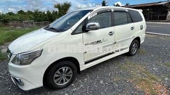 Toyota Innova Trắng
