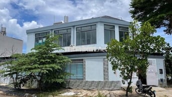 -  Giáp Q7, ĐH Mở, TĐT, RMI , Cửa Sổ Trời, Rộng, Thoáng mát .