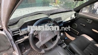 Xe ô tô 5 chỗ màu Trắng