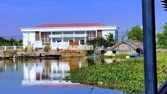 nhà gỗ cổ mặt tiền sông gần KDL sinh thái Tre Việt cực Chiu,thoáng mát