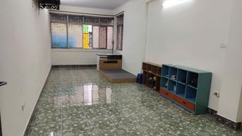 Cho thuê căn hộ tầng 4 - 6 Hàm Tử Quan, gần UBND phường Chương Dương 