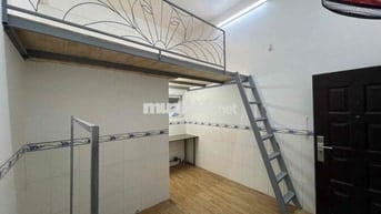 Chính chủ cho thuê phòng gác lửng cao 1m6 gần TDTU có cửa sổ trời