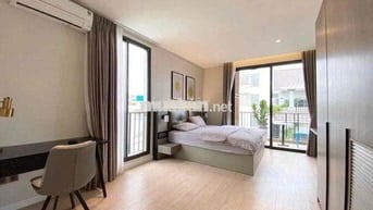 căn hộ dịch vụ có ban công full nt trung tâm Q7