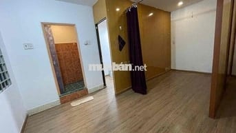 Bán nhà hẻm nhỏ có sân chung, phù hợp gia đình nhỏ.