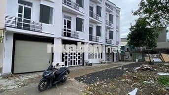 Nhà mặt phố trệt 3 lầu. Có 3Pn 4wc. Mặt tiền 6m, oto đỗ cửa
