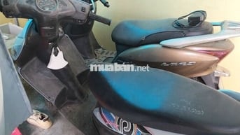 2 xe: Honda Lead màu Nâu - Honda Click màu xanh