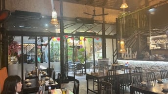 Cho thuê nhà hẻm 55 Lê Thị Hồng Gấm, Q1: 8.3m x 24m, nhà trệt gỗ xưa..