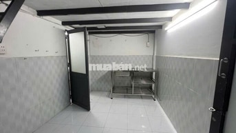 tầng trệt có gát lửng DT khoảng 22 m2 , vệ sinh riêng, lối riêng