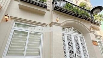 “Triệu hạt mưa rơi không hạt nào rơi nhầm chỗ. Giữa muôn vàn căn nhà,