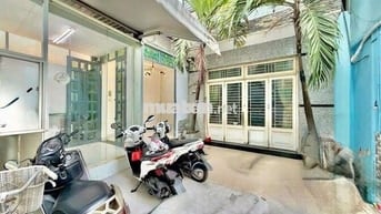 nhà hẻm xe  hơi có sân xe, 13tr còn bớt