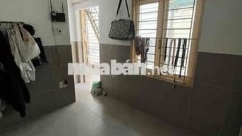 cho thuê nguyên phòng tầng 1 ban công