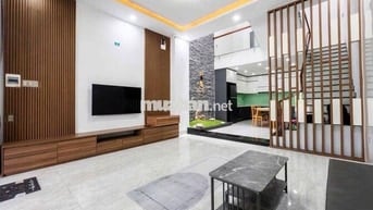 nhà 3 tầng đường 7,5m. có 3pn ,đầy đủ nội thất