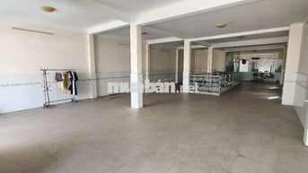 Cho thuê mặt bằng tầng 1, dt 8m x 30m. Bãi xe rộng rãi
