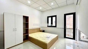 PHÒNG TRỌ BAN CÔNG 35m2 – FULL NỘI THẤT – GẦN ĐH HUTECH, UEF, FTU