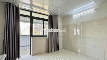 trống sẵn phòng gác Trệt ban công sau ngay Ueh , máy giặt riêng