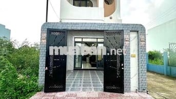 NHÀ GIÁ RẺ GẦN CHỢ CẦU TRÀM , RIÊNG LẼ 4m5 x 23m SHR 3PN 3WC