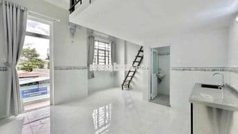Phòng gác ban công riêng , ngay Phạm Văn Đồng