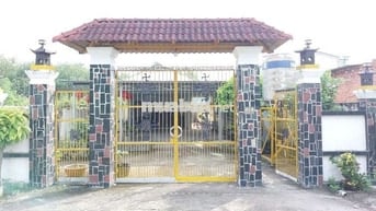 Nhà rộng, thoáng mát, có sân vườn trước và sau nhà trồng rau trồng hoa