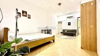 Cho thuê căn hộ dịch vụ 2 phòng ngủ có ban công cực rộng rãi