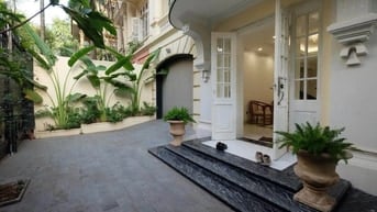 Bán nhà phố Trần Quốc Hoàn, 5 tầng, 100m2, có vỉa hè, ô tô đừng đỗ