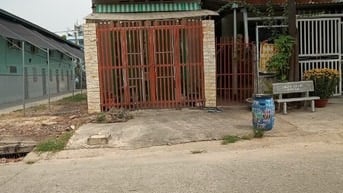 Nhà mặt tiền10 m đường bê tông hướng chánh nam nhà đút một trệt 1 lầu.