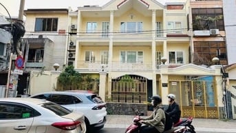 Cho thuê nhà 8B Trần Quang Diệu, P.13, Q.3 -Diện tích: 13x20m