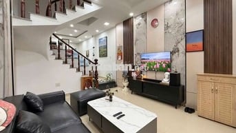 BÁN GẤP NHÀ SÁT MT QL13, 3 TẦNG HẺM XE TẢI.