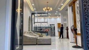 Nhà rộng ô tô đỗ cửa, gần công viên Celadon.