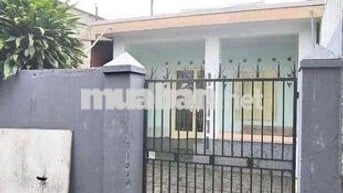 nhà nguyên căn sân rộng gần đường lớn, hẻm thông thoáng,