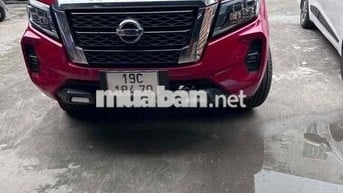 Nissan Navara bán tải màu Đỏ
