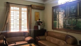 Cần bán gấp biệt thự Làng Đại Học khu B, DT: 6,8x20,5m 1 trệt 2 lầu.