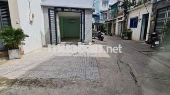cho thuê phòng trệt 2 mặt hẻm có sân rộng 25m²