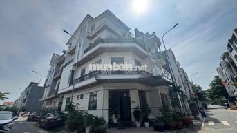Nhà phố 2 mặt tiền cực thoáng, chủ đi Mỹ để lại toàn bộ nội thất
