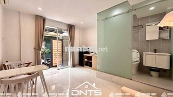 Cho thuê căn hộ 1 phòng ngủ cao cấp có sân riêng ngay Landmark 81