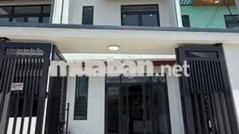 Bán nhà 1 trệt 1 lầu có sẵn hợp đồng thuê 2 năm ngay KCN Vsip2